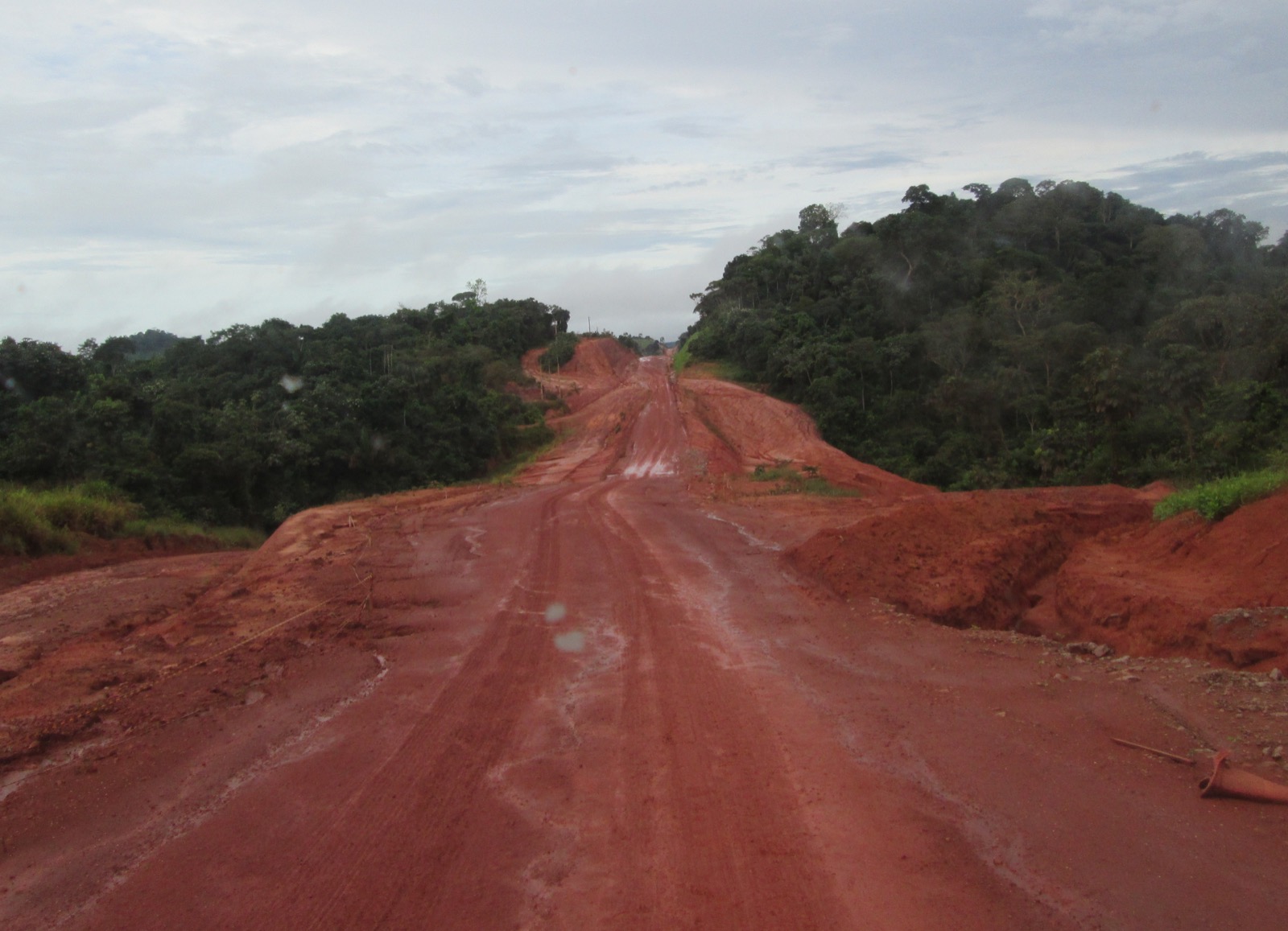 The unpaved Transamazônica between Rurópolis and Uruará in Pará, photographed in the wet season of 2014: red laterite, the surface the 1984 One Tens slogged through.