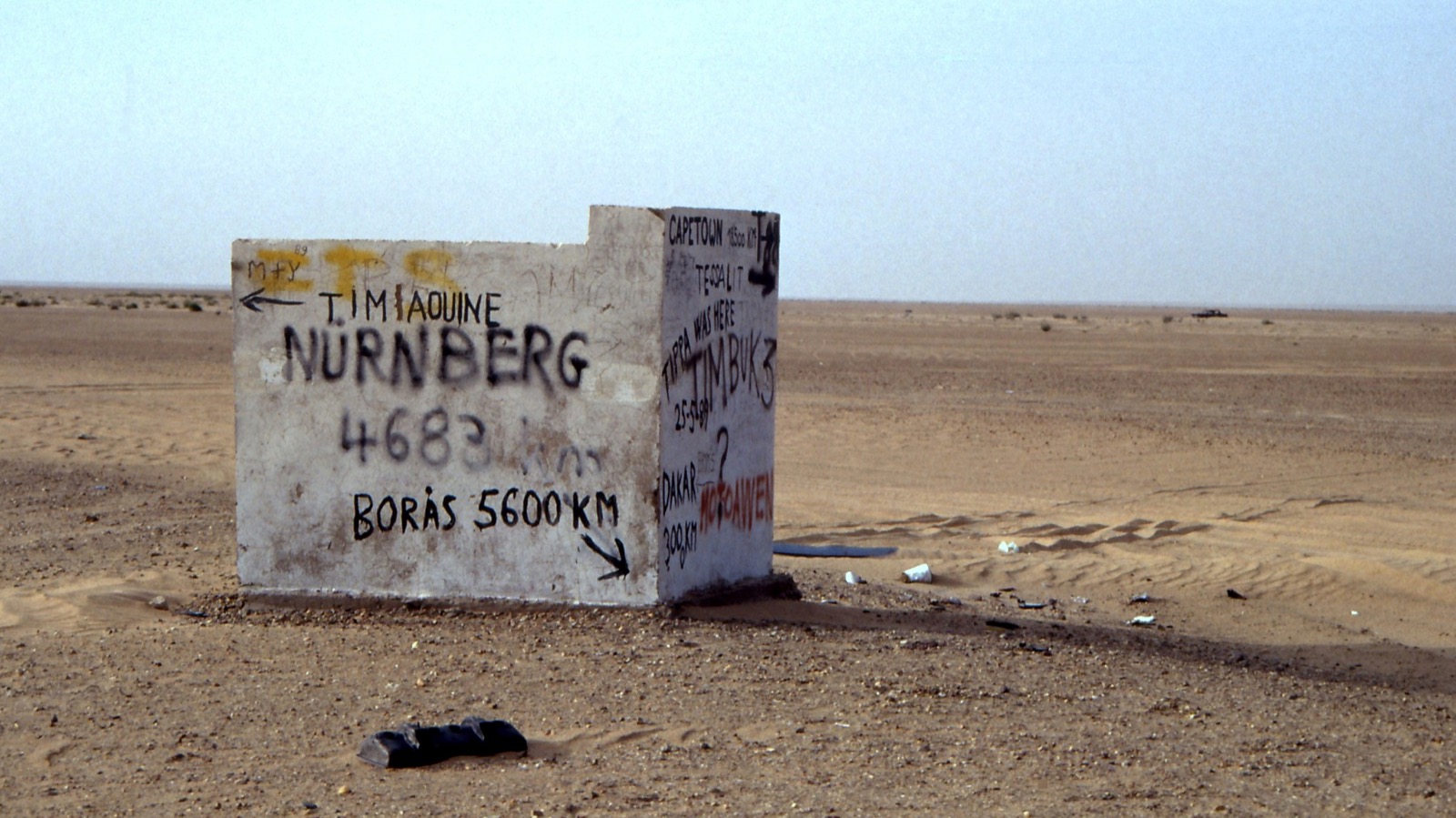 A marker on the Tanezrouft track in Mali, photographed in 1990; in 1960 the route from Reggane to Tessalit was beaconed with 20-litre drums every five kilometres.
