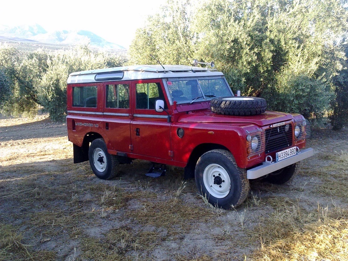 A Series III Stage 1 V8 109 station wagon — the model the project's fleet was built on; not an expedition car.