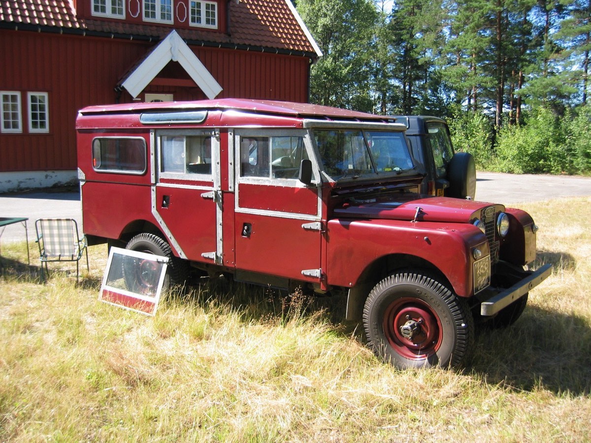 A 1957 Land Rover Series I 107-inch station wagon, the same model and year as Mzuri, at a Norwegian Land Rover Club meet.
