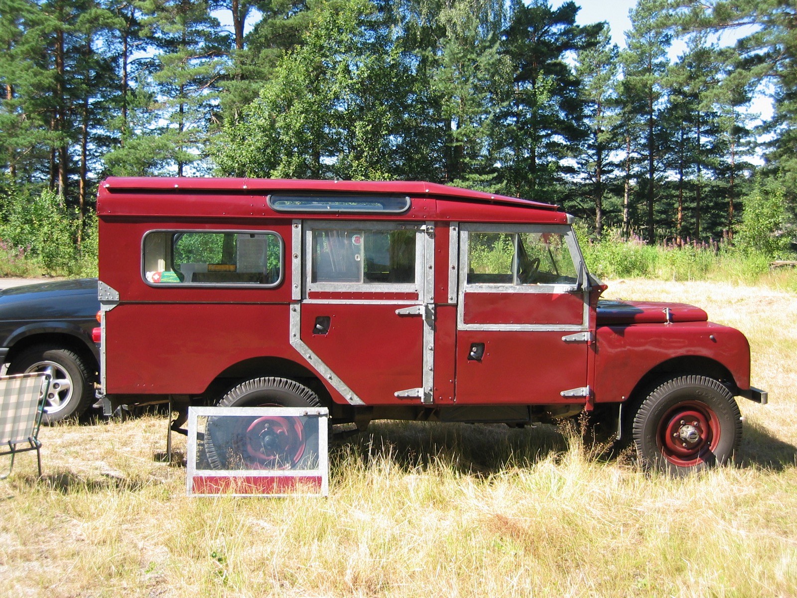 A 1957 Land Rover Series I 107-inch station wagon with the tropical roof, the ten-seat five-door model the Rudolphs bought new in 1956 (Norwegian club example, not the Rudolphs' blue-grey car).