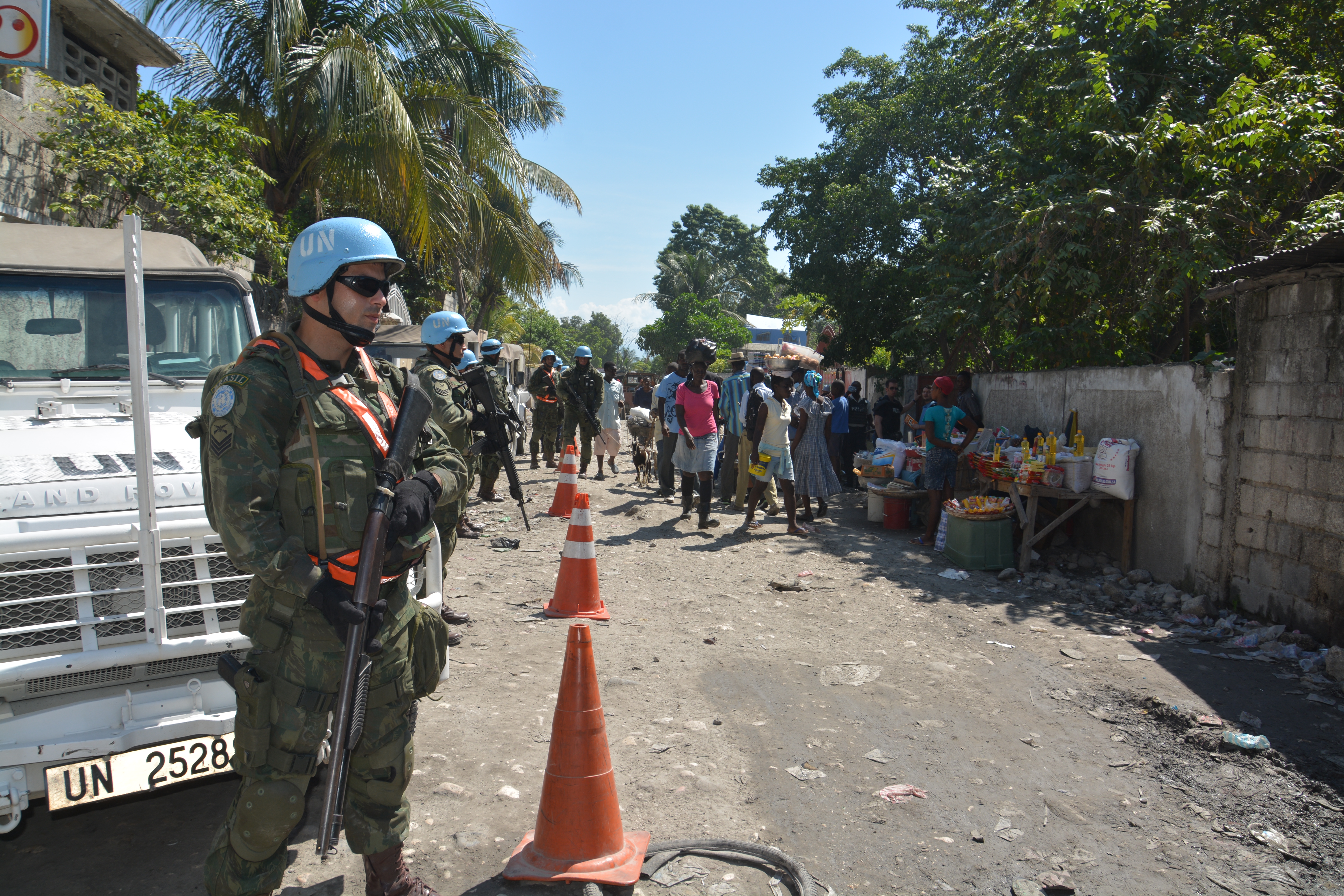 MINUSTAH Brazilian Marines Defender 90 (Haiti 2017) — UN plate and A-bar detail on a Brazilian marines Defender in Haiti; linked only.