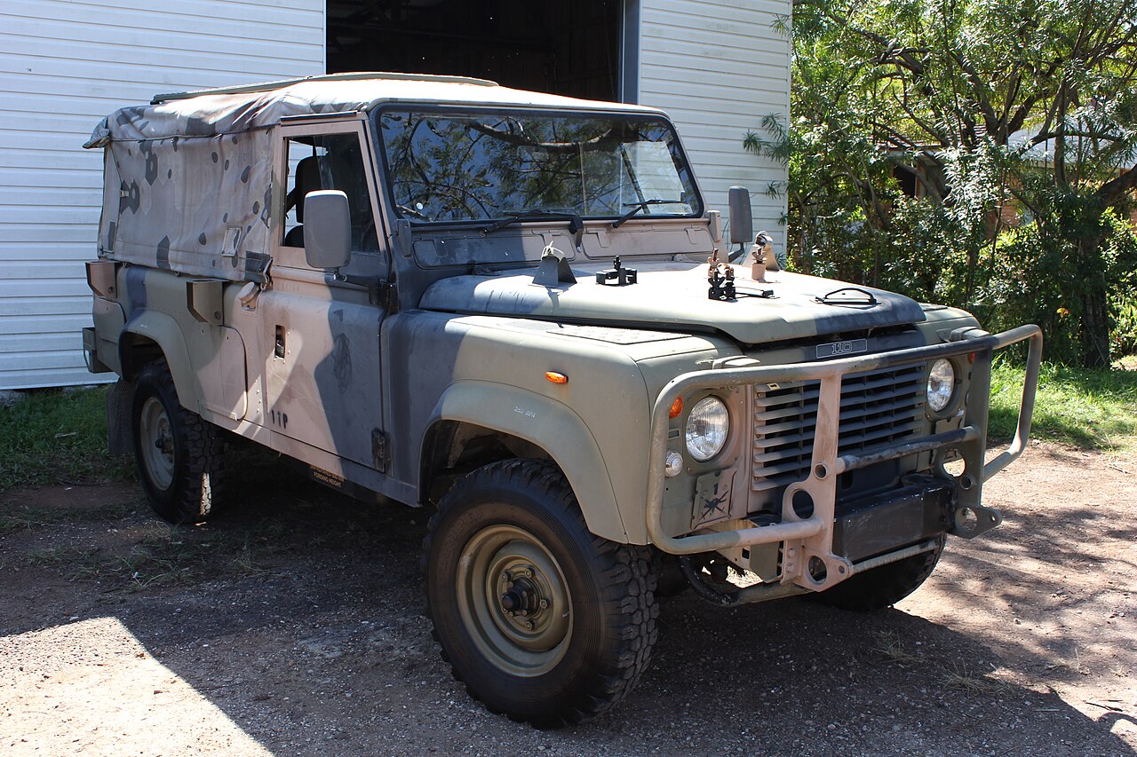 FFR — Ex-Australian Army 1989 Perentie 110 with the FFR tray-side antenna mounts and canopy antenna cut-outs, photographed in 2013