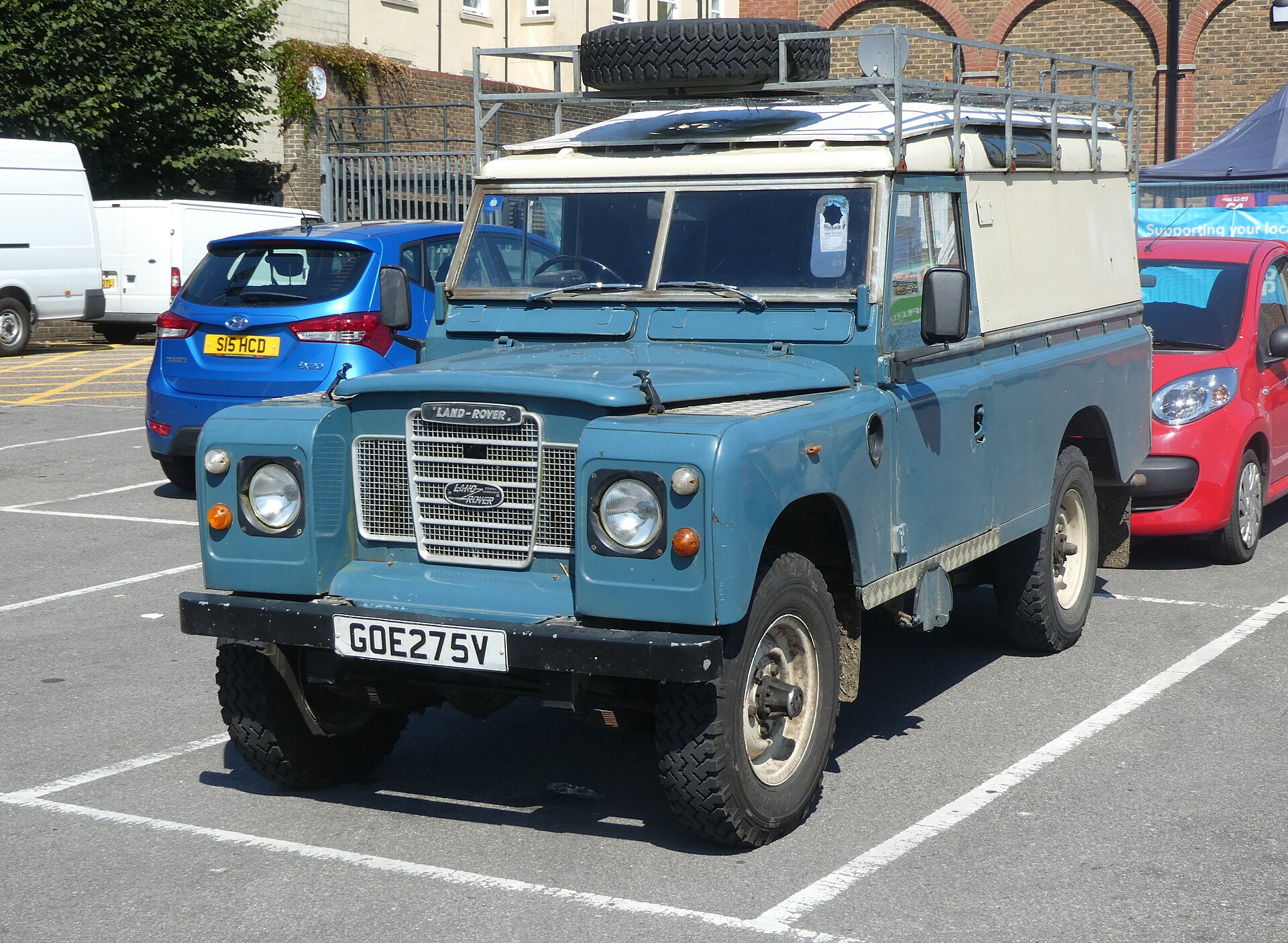 Series III 109″ — 1980 Series III 109 hardtop with roof rack, Weymouth, England