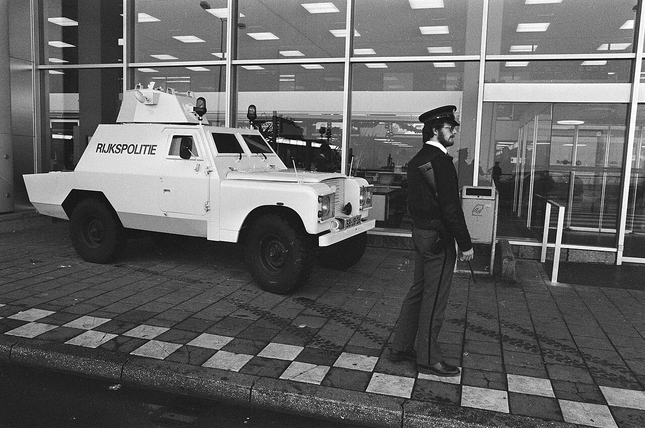 Shorland S54 Anti-Hijack — Not an S54: a white Rijkspolitie Shorland photographed during the Schiphol security clampdown of 7 January 1986, an enclosed-body vehicle of the pre-Series 5 generation, shown here for the same airport-policing role and white livery the Defender-based S54 inherited